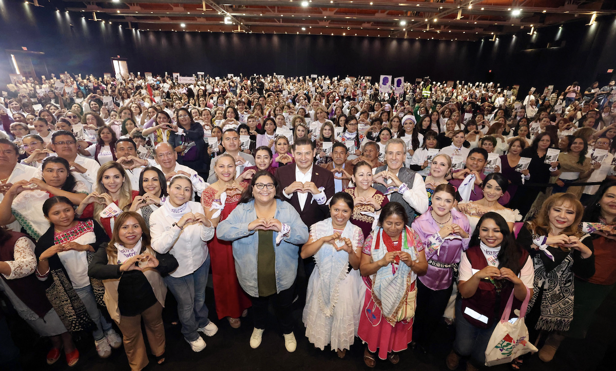 Puebla primer estado en crear la red de Mujeres Tejedoras de la Patria