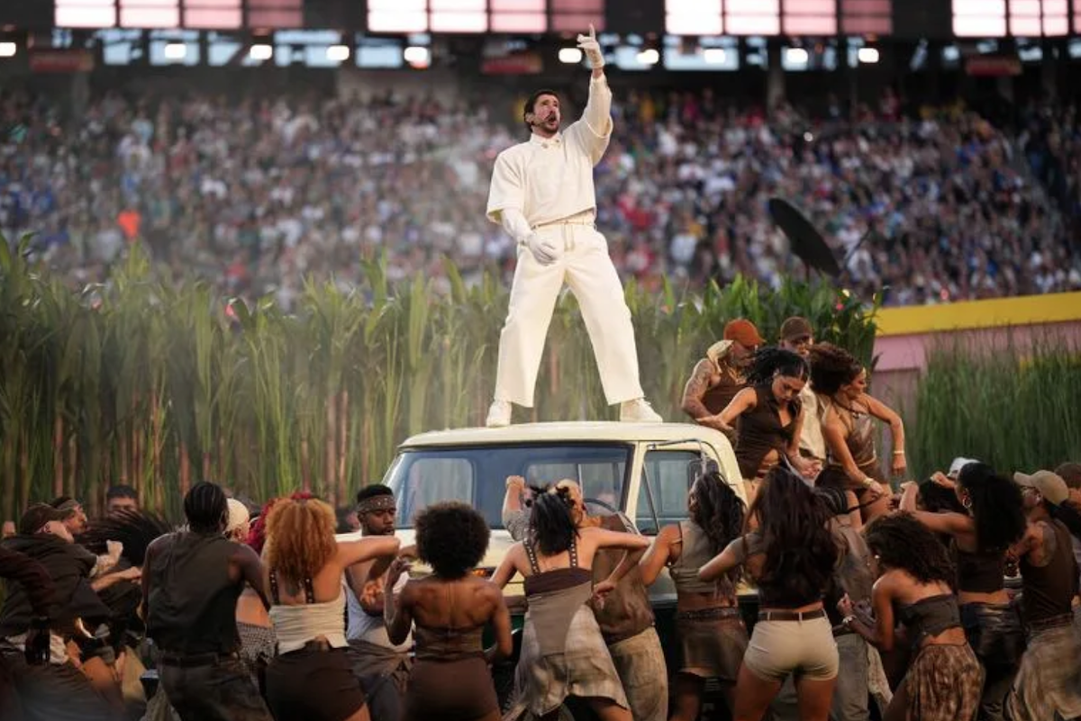 Congresistas republicanos piden multar a 'Bad Bunny' tras el show en el Super Bowl