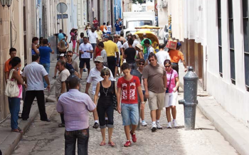 Cuba cierra hoteles y reubica turistas ante el desabasto de combustible