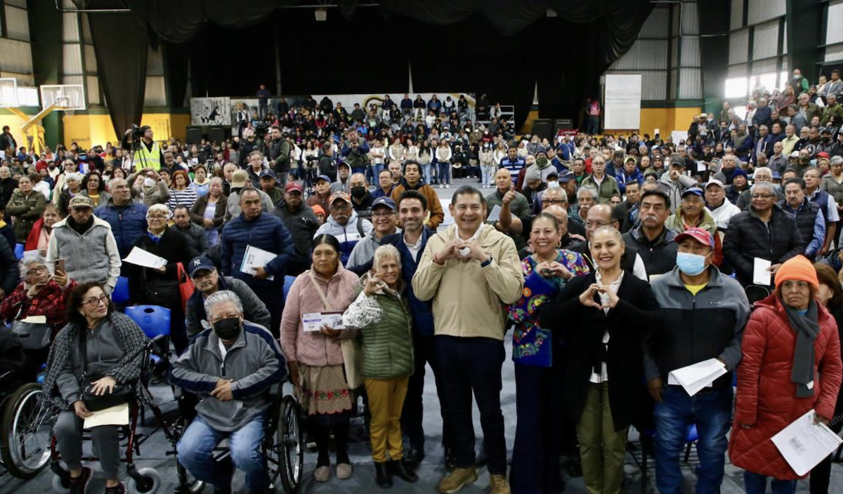 Como un acto de amor y compromiso, mujeres y adultos reciben tarjetas Bienestar