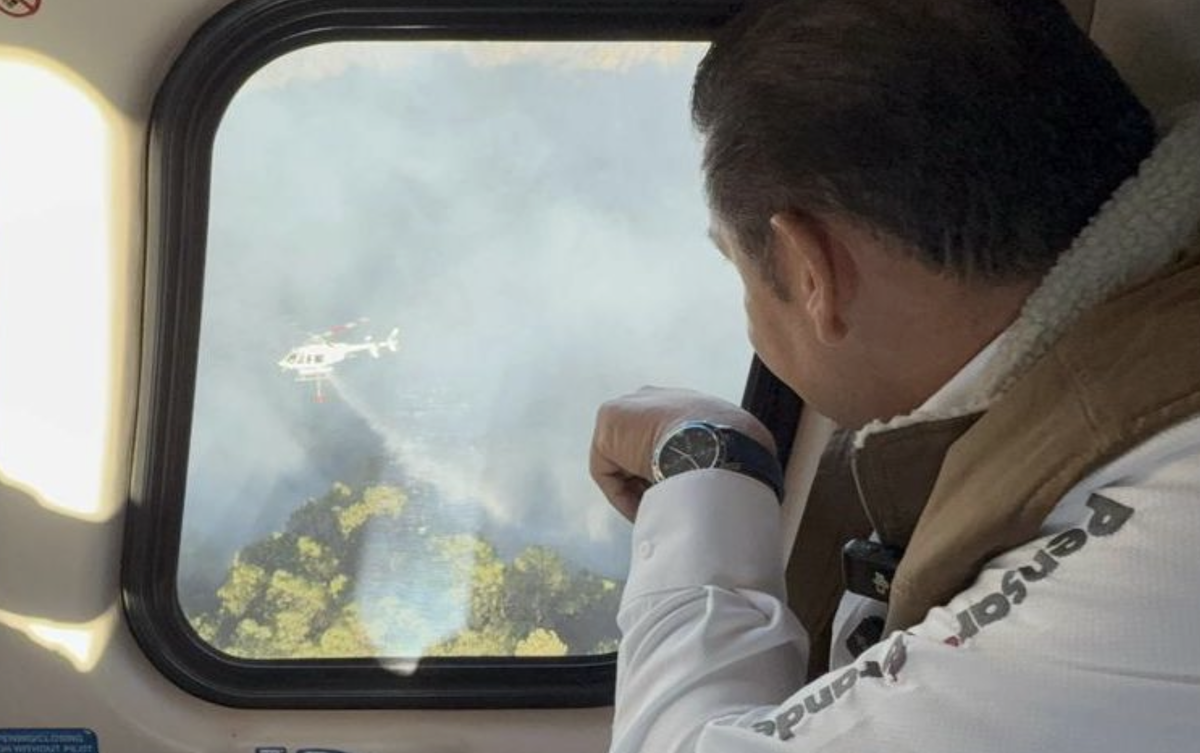 Gobernador Armenta sobrevuela incendio en Sierra Negra poblana