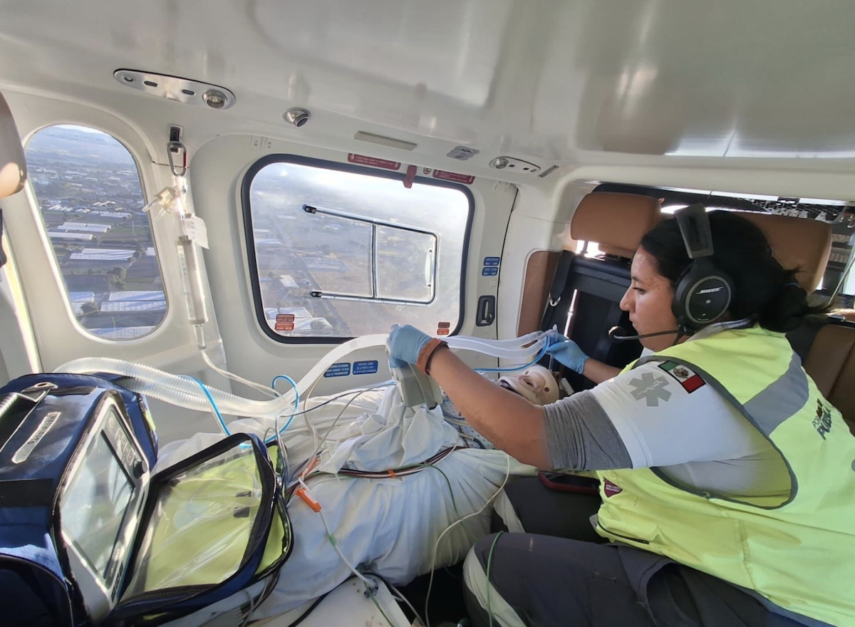Paciente en estado grave es trasladado en ambulancia aérea desde Tecamachalco