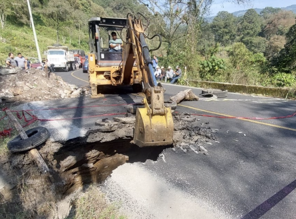 Atiende Gobierno Estatal falla en carretera Acuaco – Huehuetla