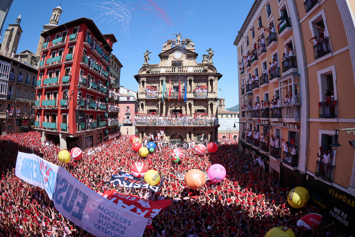 Pamplona inicia las festividades de San Fermín con el tradicional Chupinazo