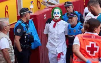 Ha sido detenido el 'joker de Pamplona' tras grabar el encierro y tocar a los toros