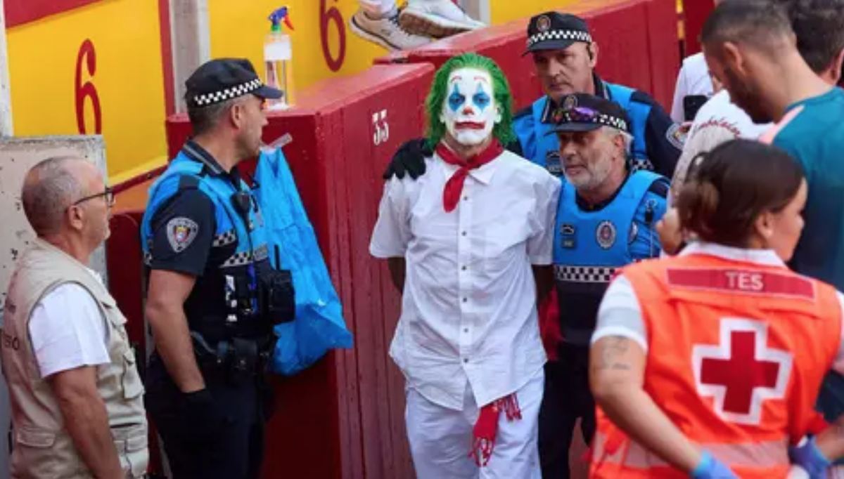Ha sido detenido el 'joker de Pamplona' tras grabar el encierro y tocar a los toros